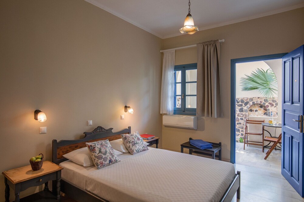 The Boathouse Hotel — Hotel rooms in Kamari, South Aegean
