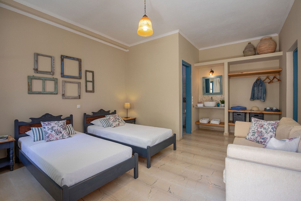 The Boathouse Hotel — Hotel rooms in Kamari, South Aegean