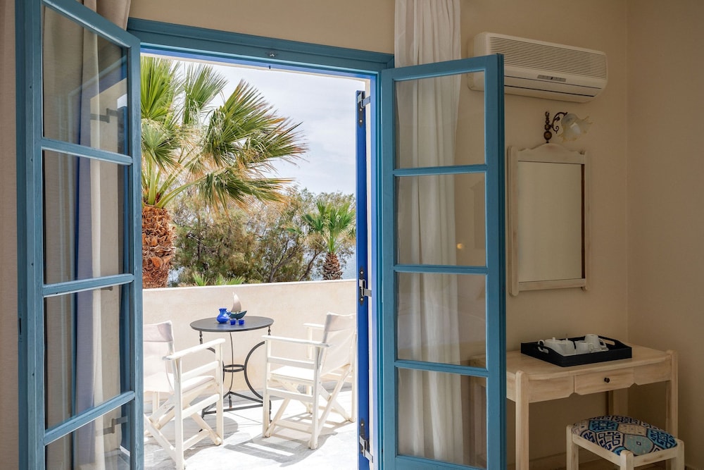 The Boathouse Hotel — Hotel rooms in Kamari, South Aegean