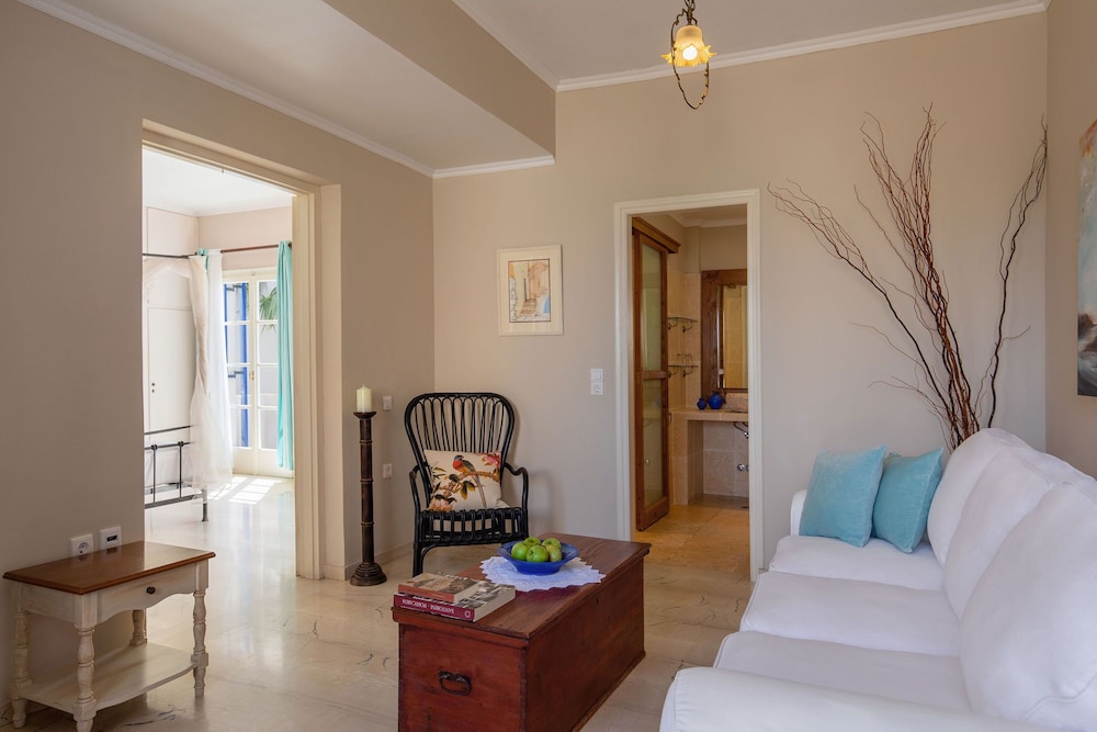 The Boathouse Hotel — Hotel rooms in Kamari, South Aegean