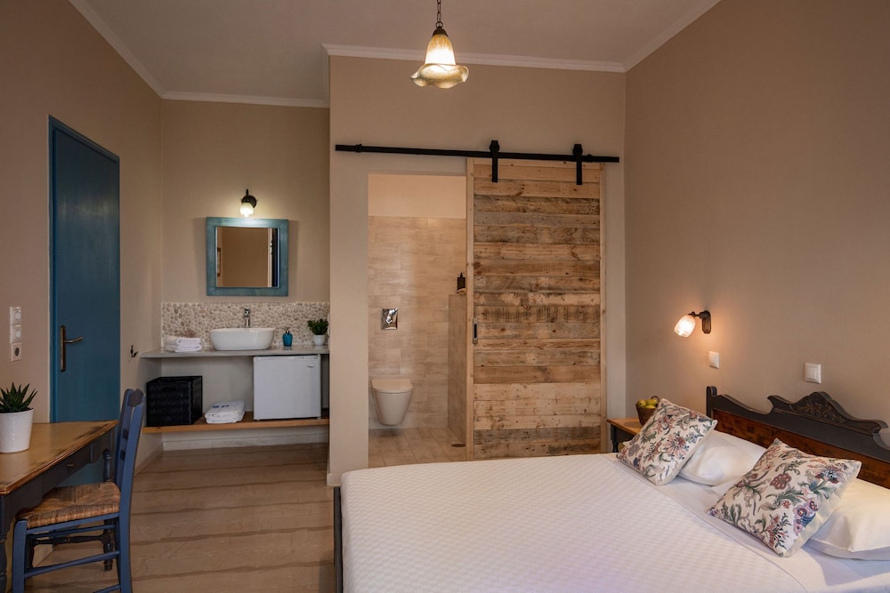 The Boathouse Hotel — Hotel rooms in Kamari, South Aegean