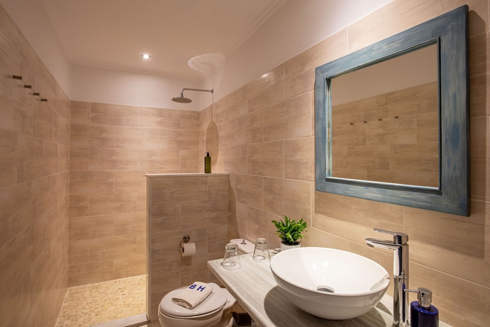 The Boathouse Hotel — Hotel rooms in Kamari, South Aegean