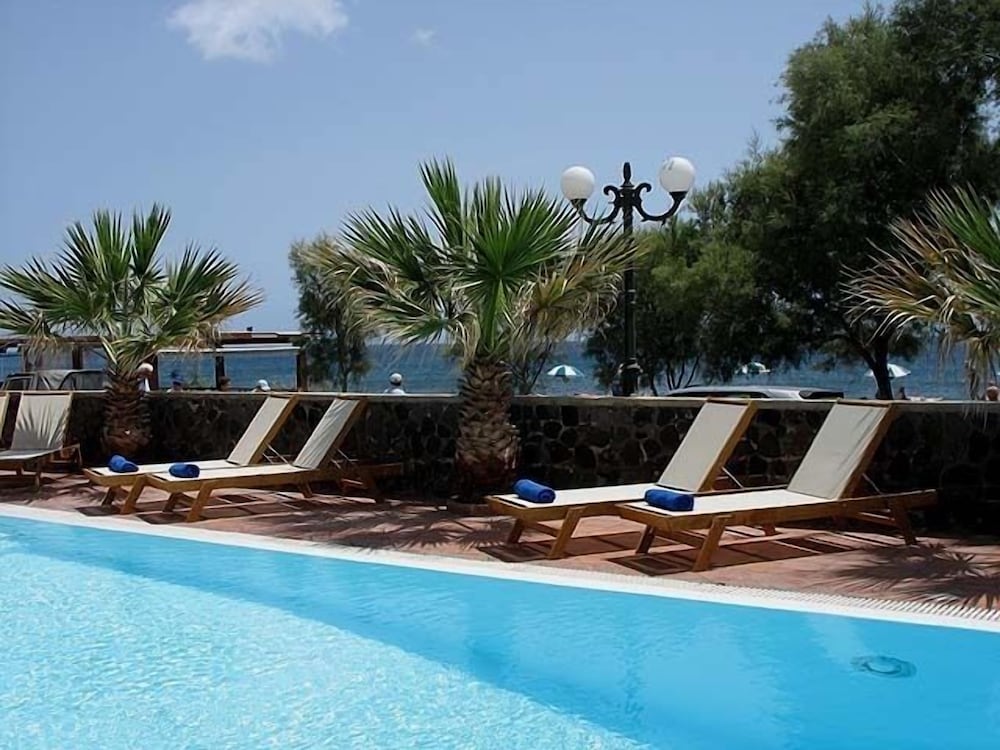 The Boathouse Hotel — Swimming pool in Kamari, South Aegean