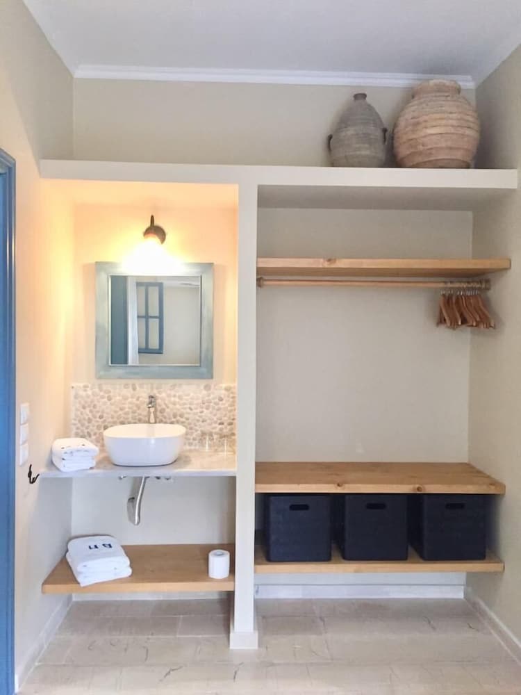 The Boathouse Hotel — Hotel rooms in Kamari, South Aegean