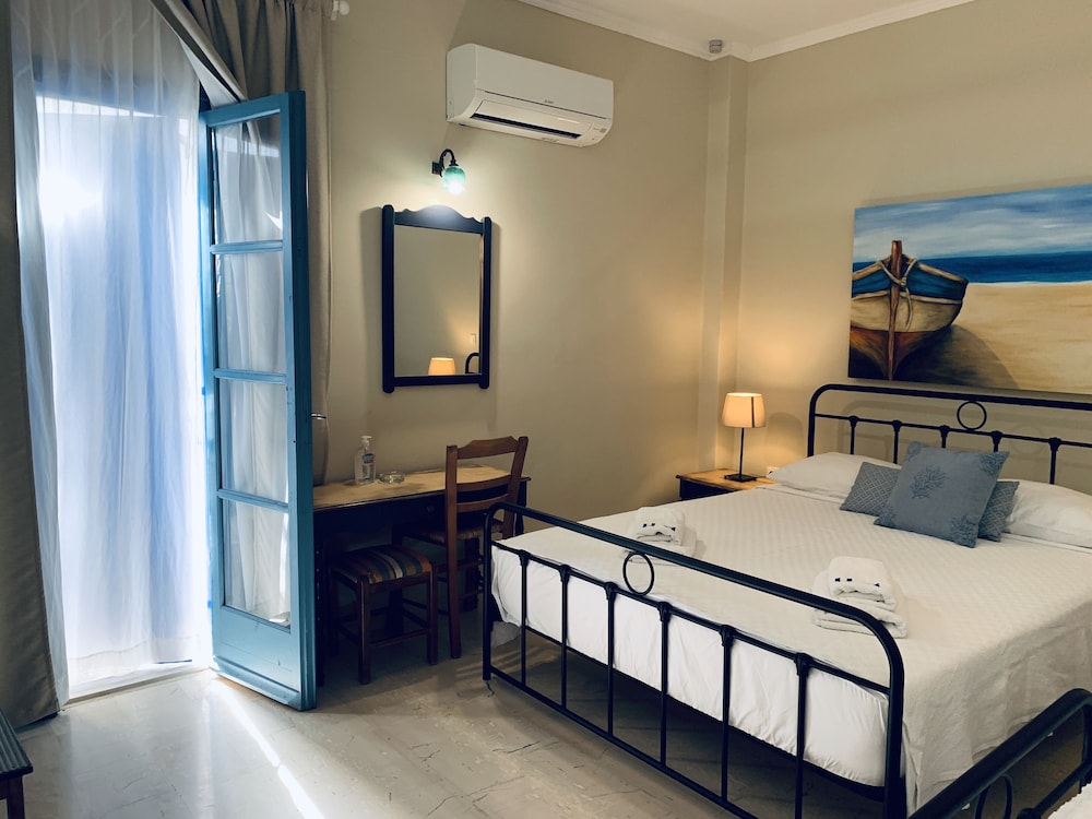 The Boathouse Hotel — Hotel rooms in Kamari, South Aegean