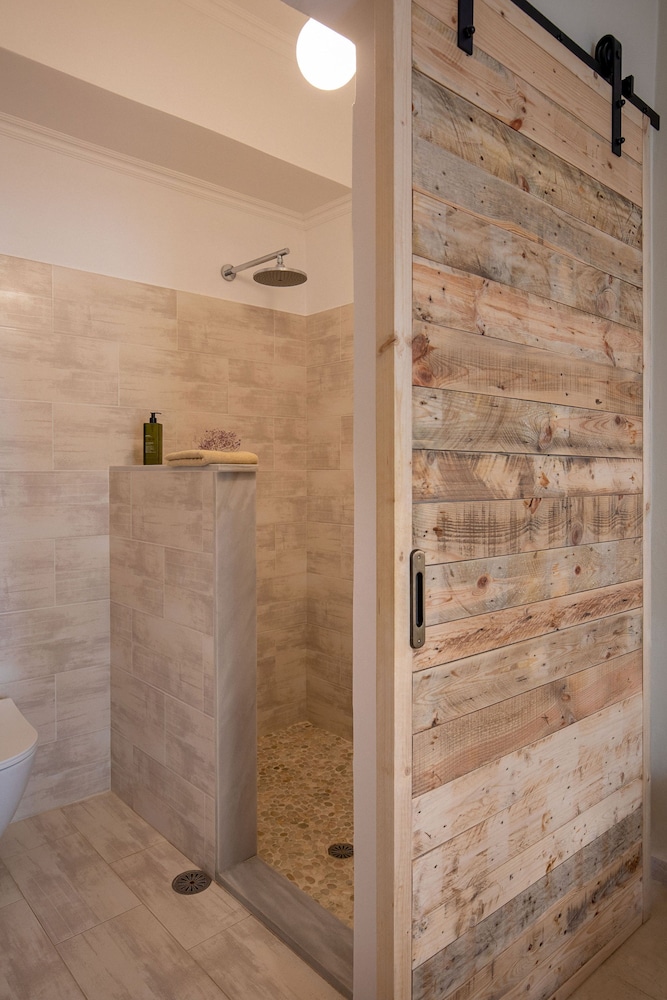 The Boathouse Hotel — Hotel rooms in Kamari, South Aegean