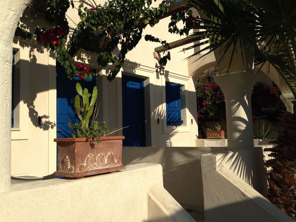 The Boathouse Hotel — Hotel building in Kamari, South Aegean