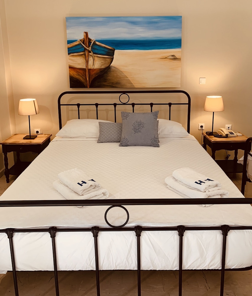 The Boathouse Hotel — Hotel rooms in Kamari, South Aegean