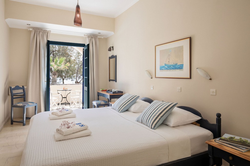 The Boathouse Hotel — Hotel rooms in Kamari, South Aegean