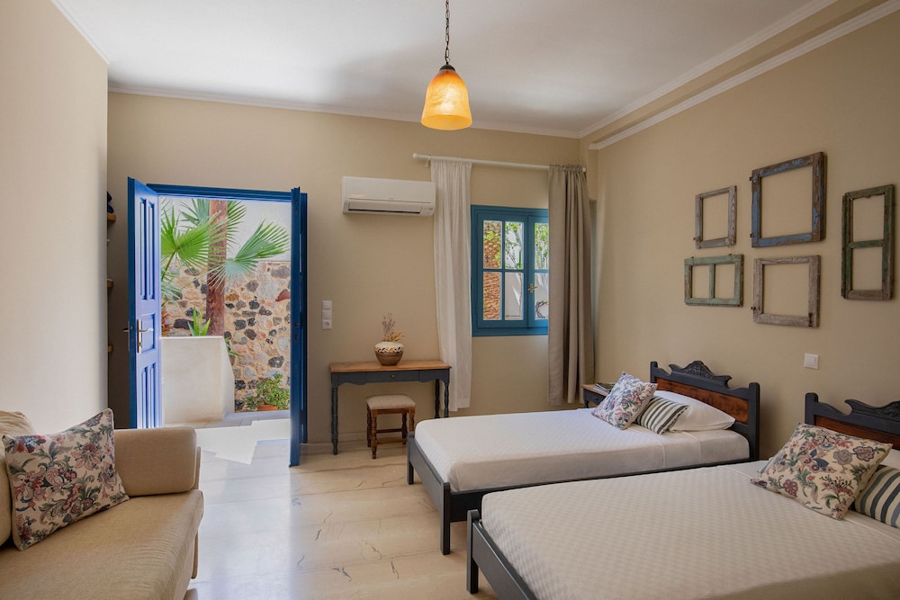 The Boathouse Hotel — Hotel rooms in Kamari, South Aegean