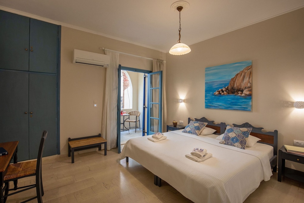 The Boathouse Hotel — Hotel rooms in Kamari, South Aegean