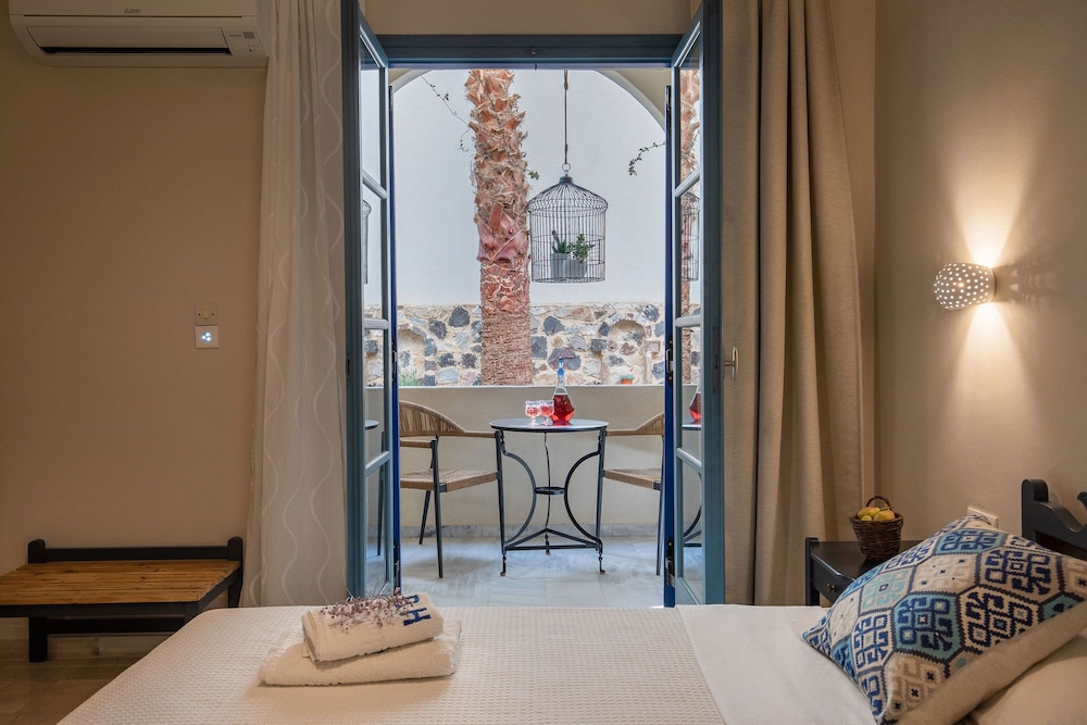 The Boathouse Hotel — Hotel rooms in Kamari, South Aegean