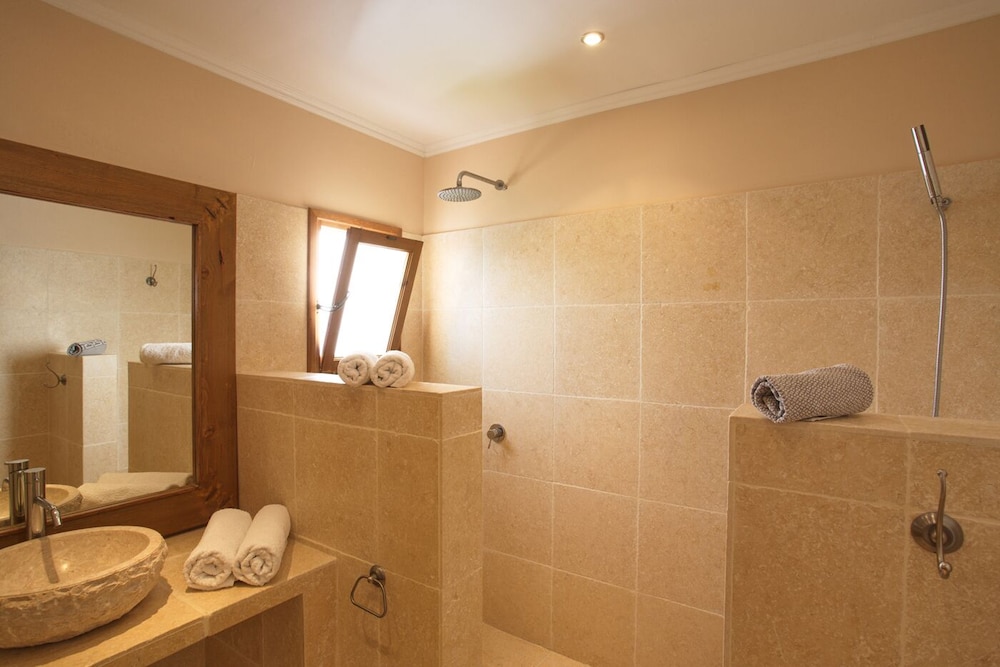 The Boathouse Hotel — Hotel rooms in Kamari, South Aegean
