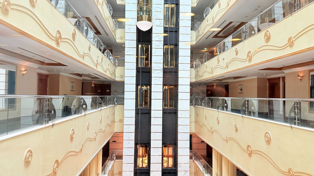 Sunday Hotel Al Barsha Dubai Mall of the Emirates — Hotel building in Dubai
