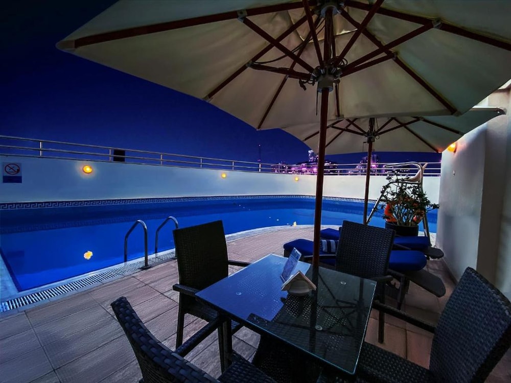 Sunday Hotel Al Barsha Dubai Mall of the Emirates — Swimming pool in Dubai