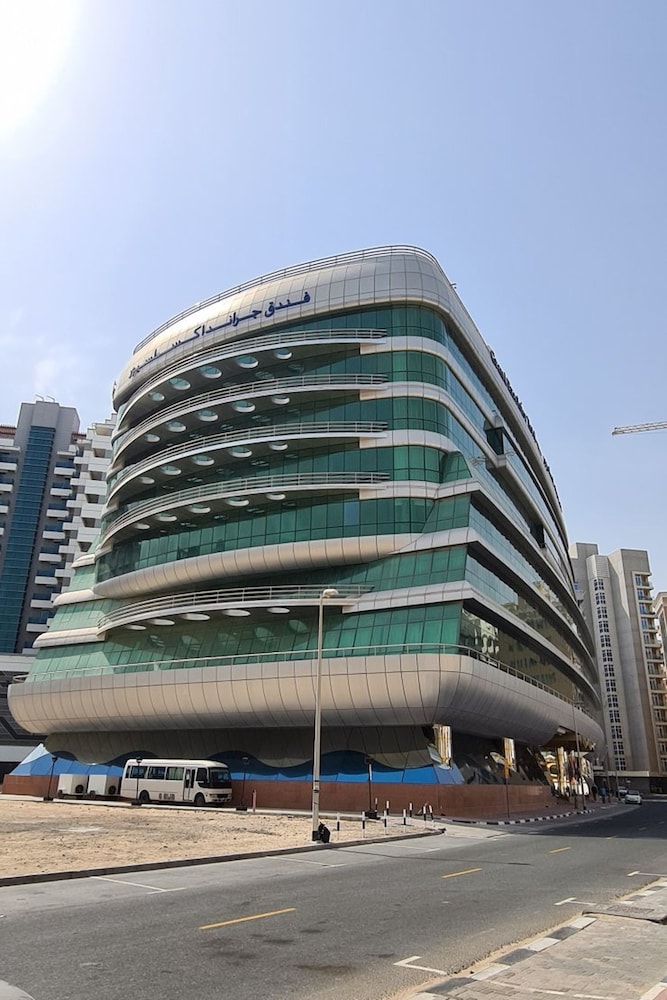 Sunday Hotel Al Barsha Dubai Mall of the Emirates — Hotel building in Dubai