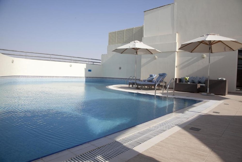 Sunday Hotel Al Barsha Dubai Mall of the Emirates — Swimming pool in Dubai