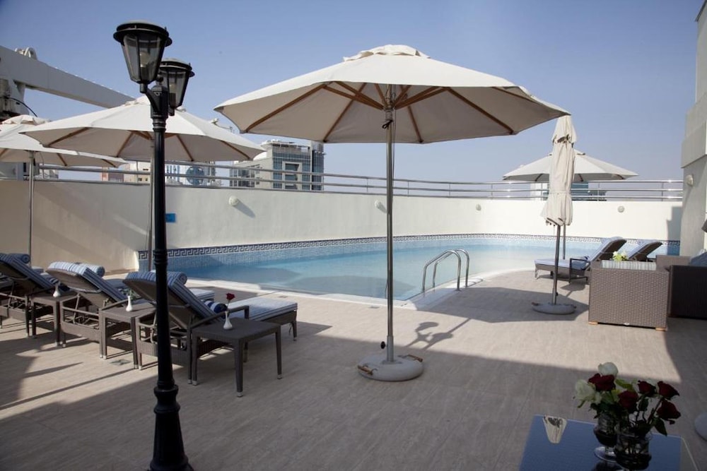 Sunday Hotel Al Barsha Dubai Mall of the Emirates — Swimming pool in Dubai