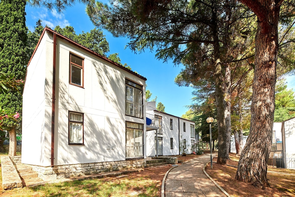 Apartments Astra — Hotel building in Poreč, Istria