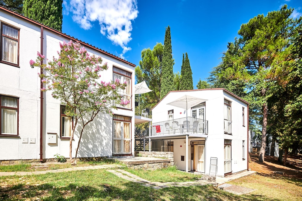 Apartments Astra — Hotel building in Poreč, Istria