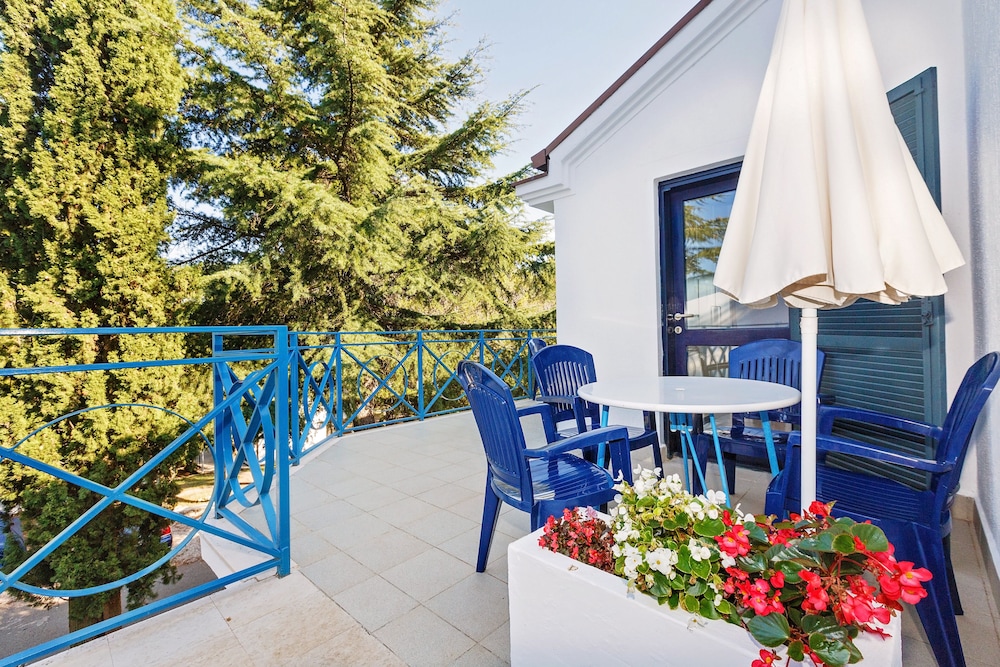 Apartments Astra — Hotel building in Poreč, Istria