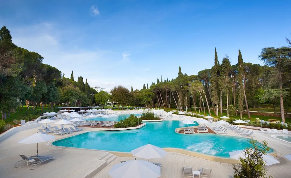 Lone Hotel by Maistra Collection