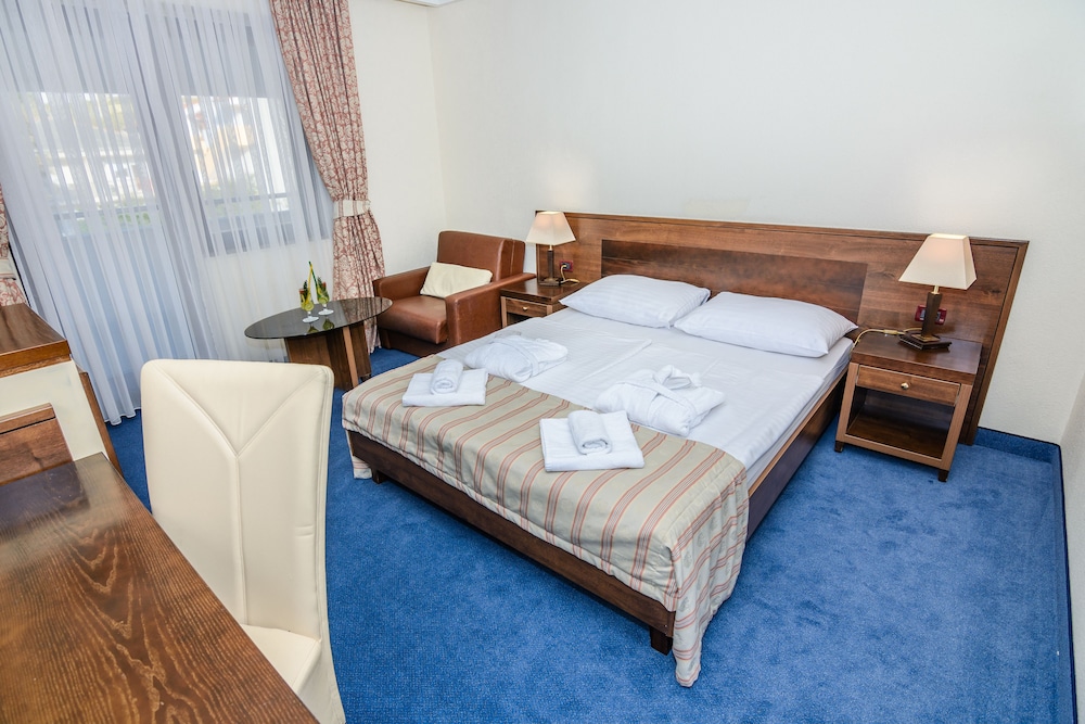 Family Hotel Pagus — Rooms in Pag, Zadar