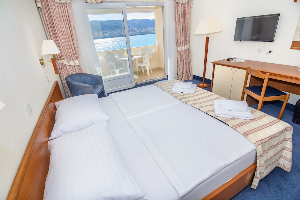 Family Hotel Pagus — Rooms in Pag, Zadar