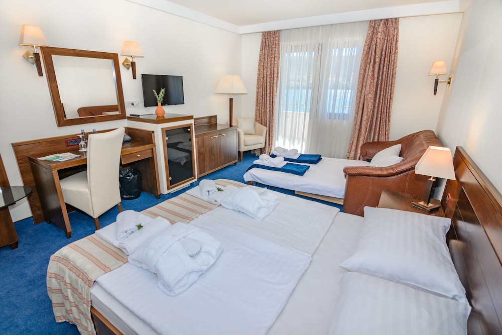Family Hotel Pagus — Rooms in Pag, Zadar