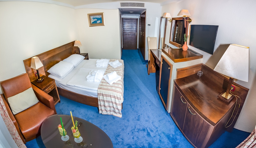 Family Hotel Pagus — Rooms in Pag, Zadar