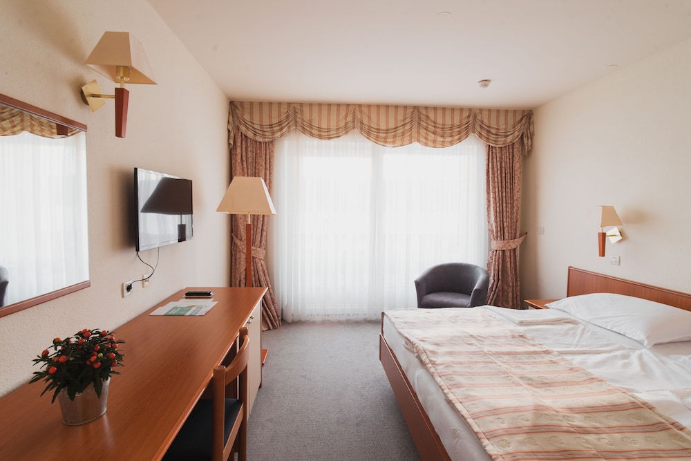 Family Hotel Pagus — Rooms in Pag, Zadar
