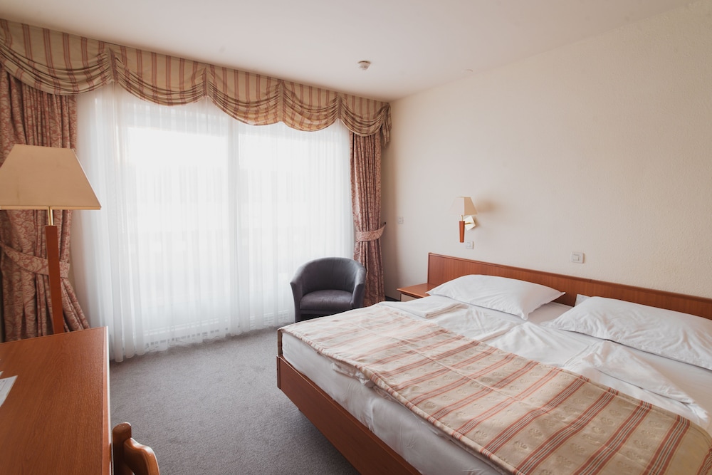 Family Hotel Pagus — Rooms in Pag, Zadar