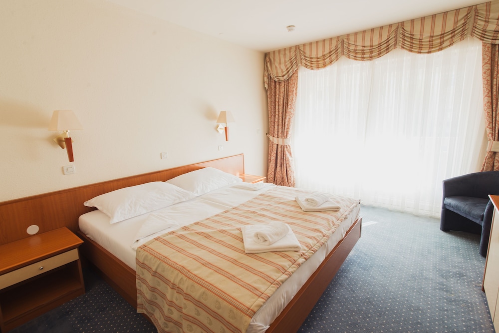 Family Hotel Pagus — Rooms in Pag, Zadar