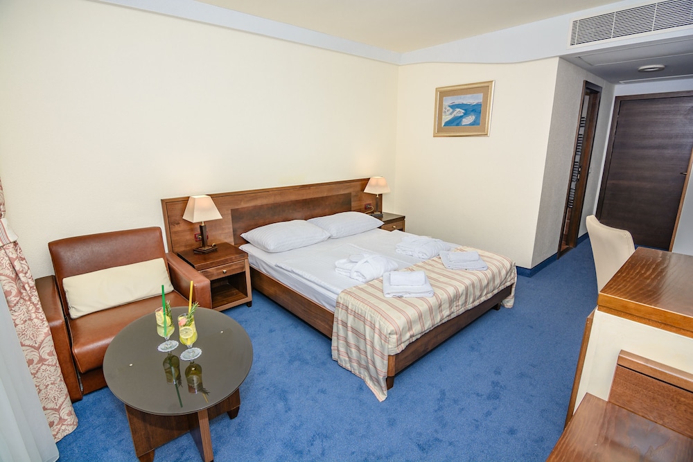 Family Hotel Pagus — Rooms in Pag, Zadar