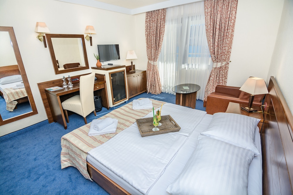 Family Hotel Pagus — Rooms in Pag, Zadar