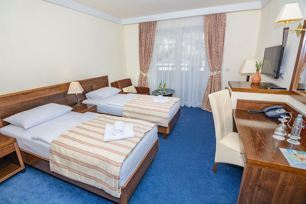 Family Hotel Pagus — Rooms in Pag, Zadar