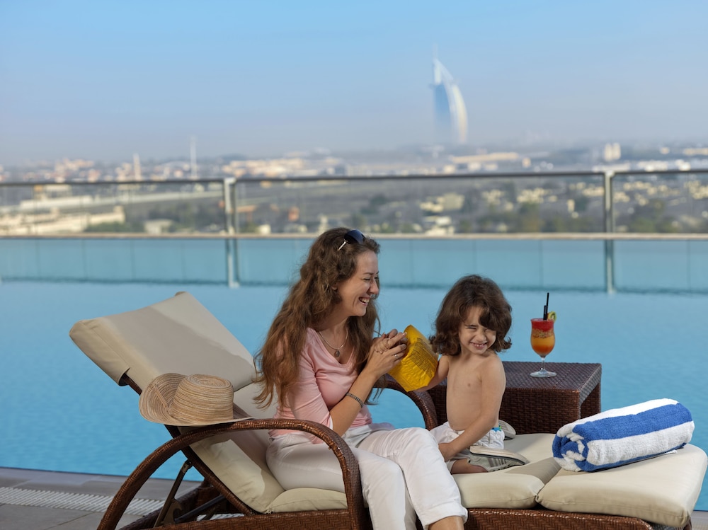Two Seasons Hotel & Apartments — Swimming pool in Dubai