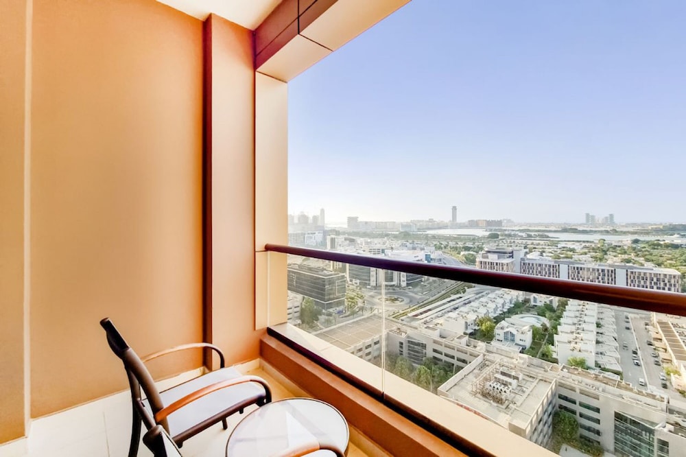 Two Seasons Hotel & Apartments — Hotel rooms in Dubai