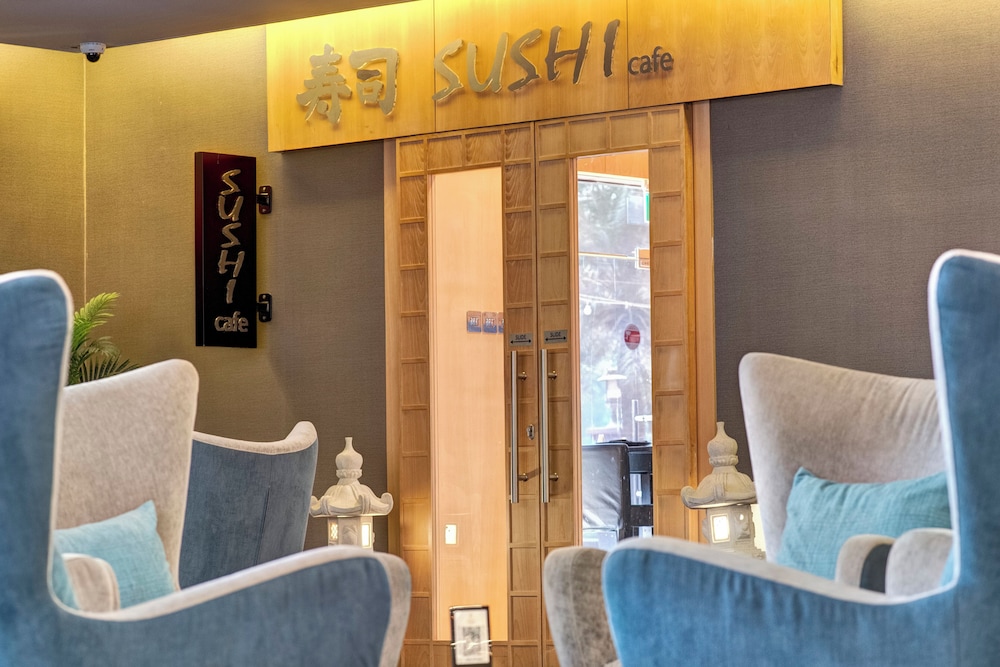 Two Seasons Hotel & Apartments — Restaurant & bars in Dubai