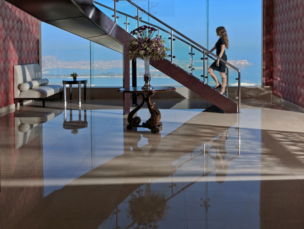 Two Seasons Hotel & Apartments — Hotel building in Dubai