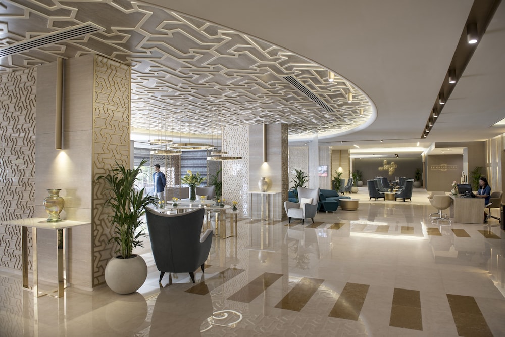 Two Seasons Hotel & Apartments — Hotel building in Dubai