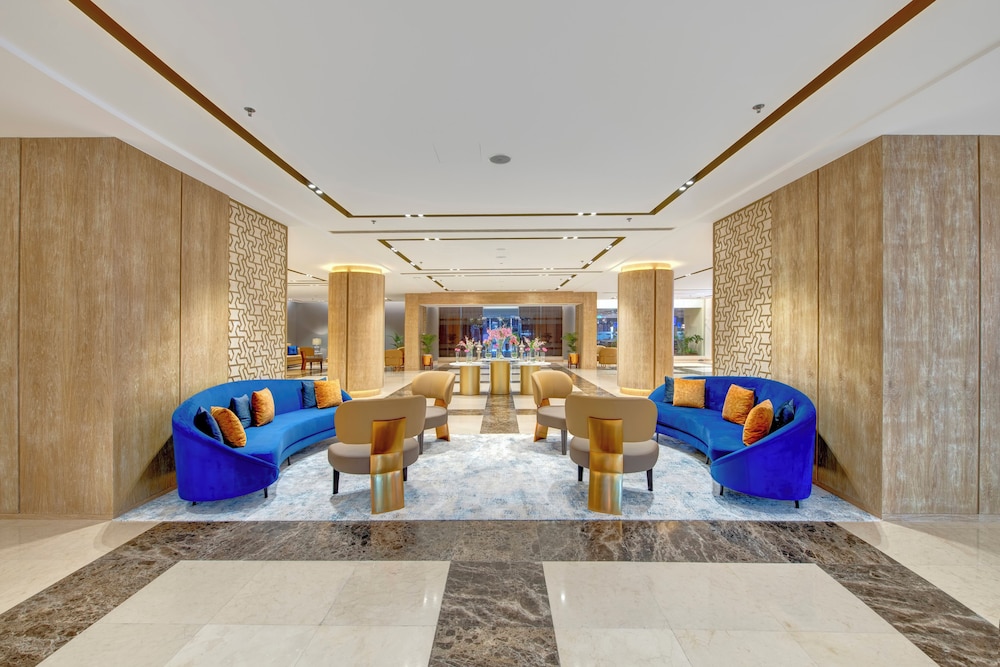 Two Seasons Hotel & Apartments — Hotel building in Dubai
