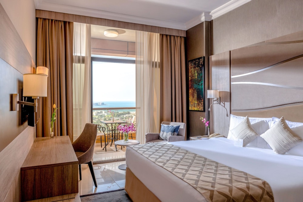 Two Seasons Hotel & Apartments — Hotel rooms in Dubai