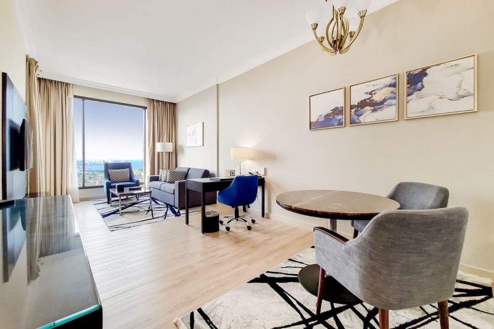 Two Seasons Hotel & Apartments — Hotel rooms in Dubai