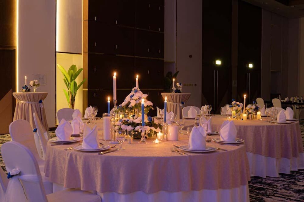 Two Seasons Hotel & Apartments — Restaurant & bars in Dubai