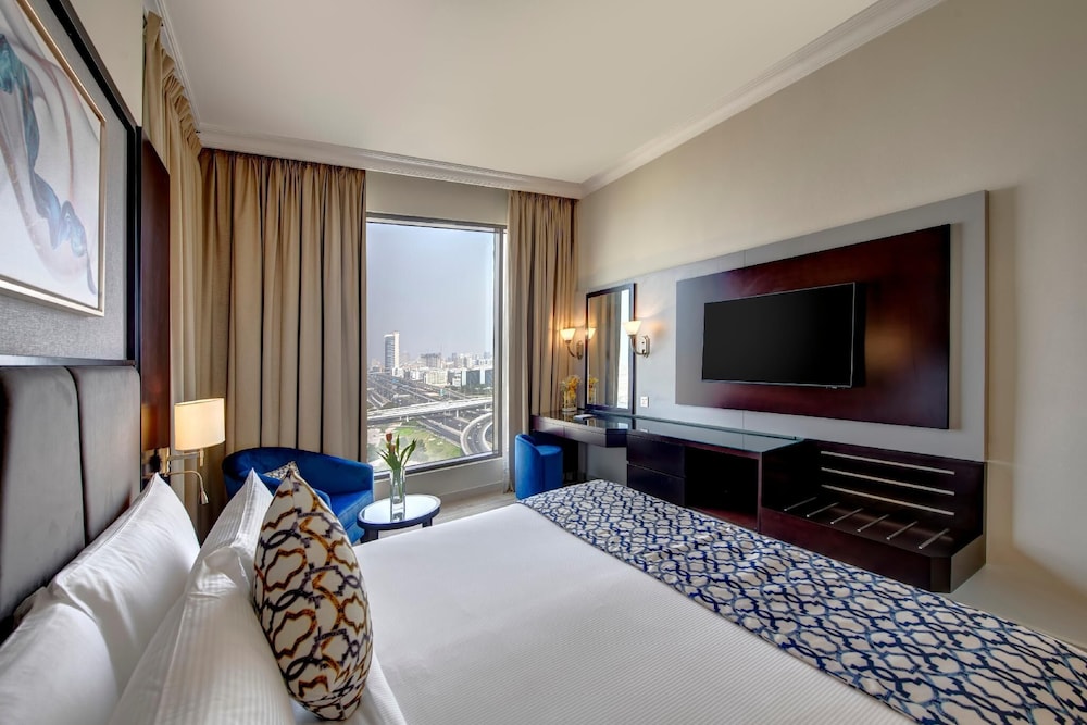 Two Seasons Hotel & Apartments — Hotel rooms in Dubai
