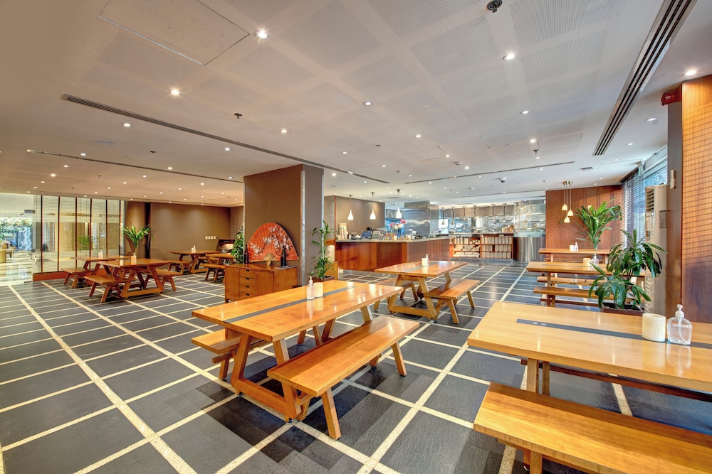 Two Seasons Hotel & Apartments — Restaurant & bars in Dubai