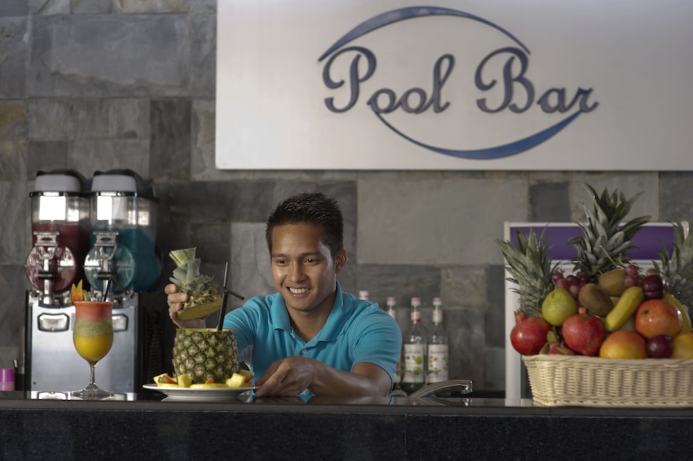 Two Seasons Hotel & Apartments — Restaurant & bars in Dubai