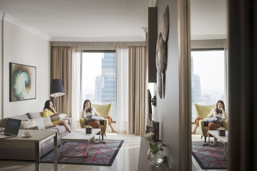 Two Seasons Hotel & Apartments — Hotel rooms in Dubai