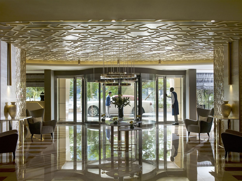 Two Seasons Hotel & Apartments — Hotel building in Dubai
